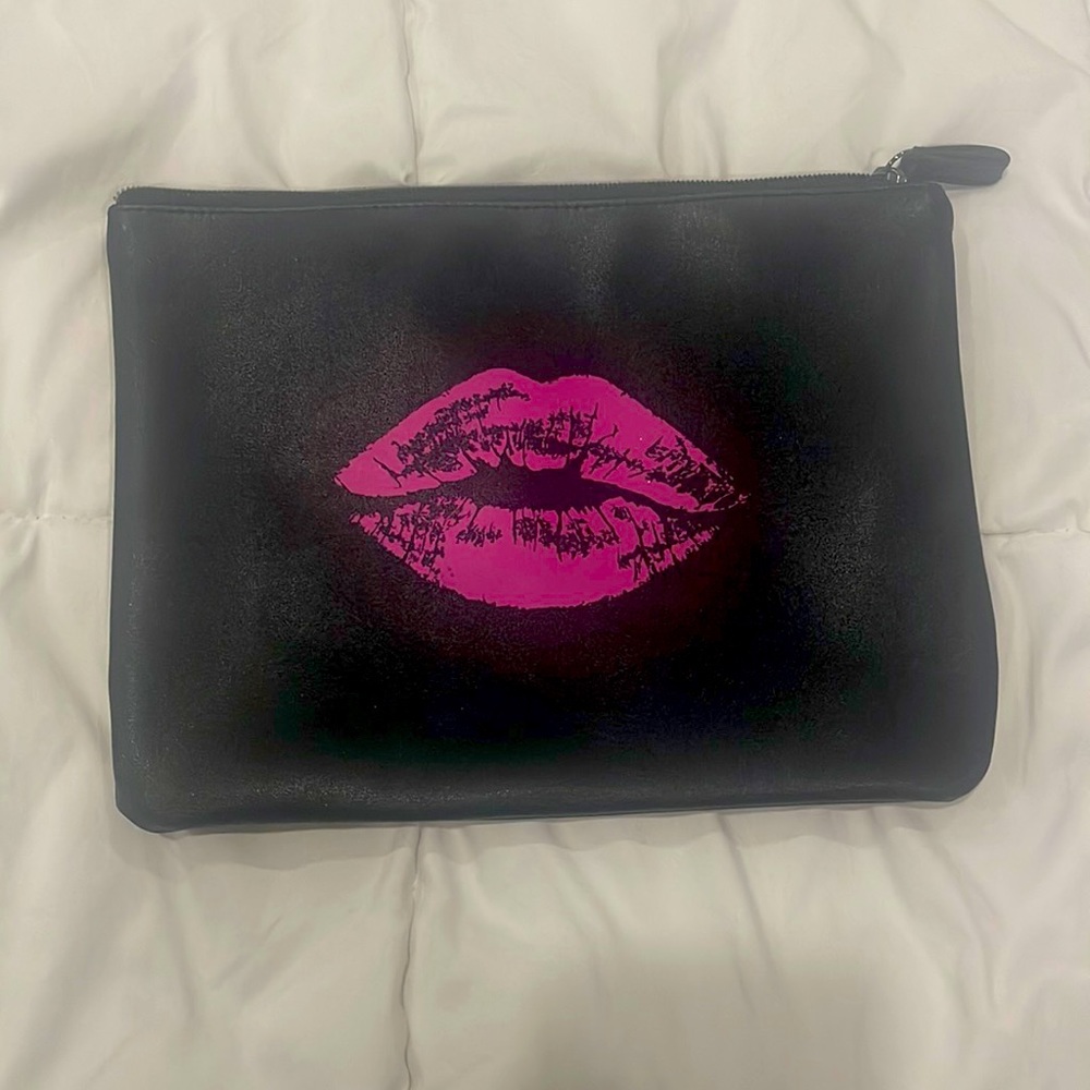 Bloomingdales makeup bag that can also be used as clutch/IPad holder⭐️⭐️⭐️⭐️⭐️